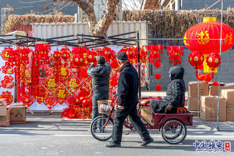 農歷臘月二十三，北方“小年”至，過年模式正式開啟。雄安新區容城縣街頭，行人駐足觀看滿街的燈籠、春聯，感受濃濃年味。中國雄安官網記者馬夢迪 攝