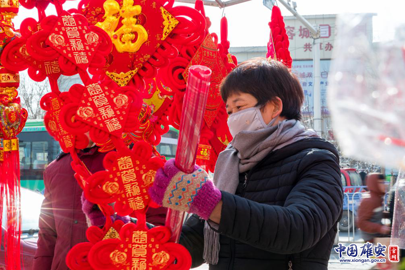 農歷臘月二十三，北方“小年”至，過年模式正式開啟。雄安新區容城縣街頭，群眾正在挑選年貨，迎接新年的到來。中國雄安官網記者馬夢迪 攝