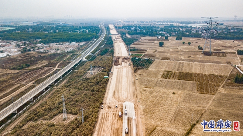 在容易線（新區段）公路一期工程施工現場，各種機械車輛正在忙碌作業。中國雄安官網高盟 攝