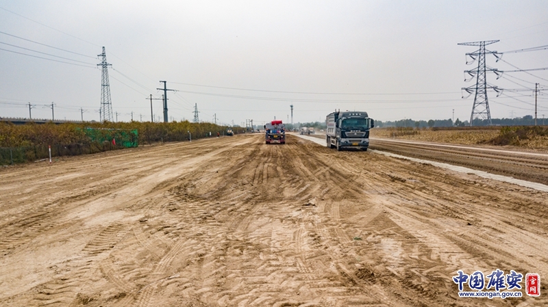 容易線（新區段）公路一期工程起點位于容固路與新區界交界處（小野橋村北側），而后沿容固路線位向東南方向至沙河村南側，再沿天津干線北側向東，在薛莊村西南角接現狀省道S333，下穿京雄高速后止于薛莊村南側。中國雄安官網高盟 攝