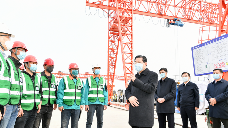 王東峰：認真落實常態化疫情防控措施 加快項目建設創造“雄安質量”