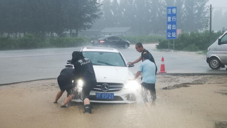 雄安新區(qū)突降暴雨 守護者“上陣”保平安