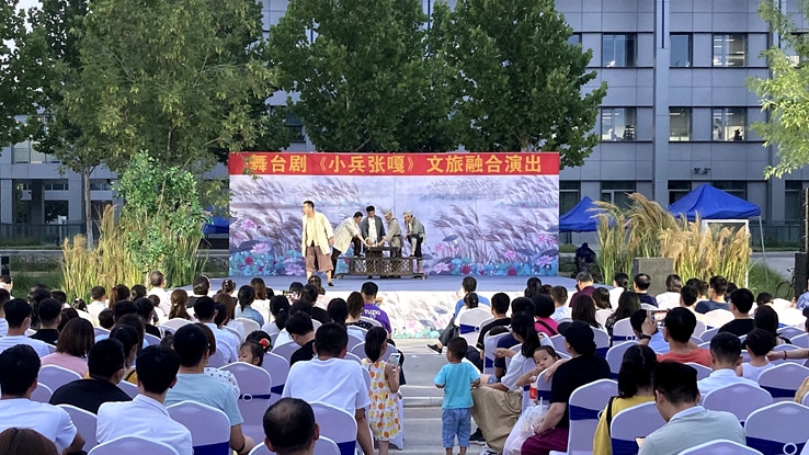 文旅融合紅色革命故事舞臺劇《小兵張嘎》在雄安市民服務中心演出