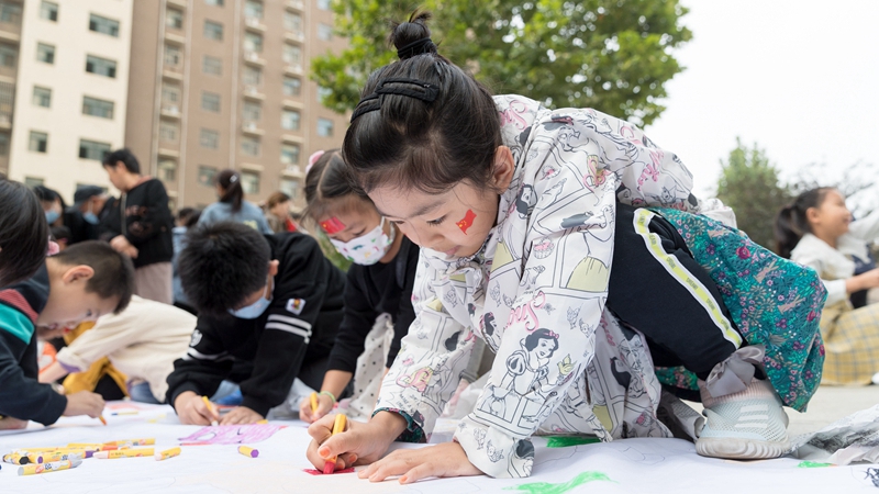 容城縣容豐社區(qū)舉行“憶初心，繪夢(mèng)想，百米長(zhǎng)卷頌祖國(guó)”活動(dòng)