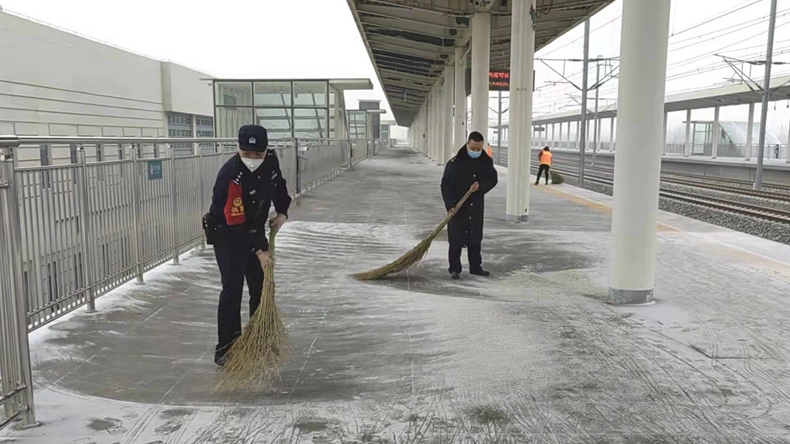 雄安新區迎來新年首場降雪 鐵路警方增派警力積極應對