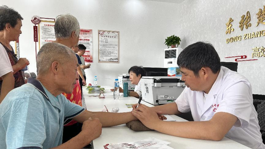 健康守護、一路同行！容城縣賈光鄉組織開展大型綜合義診活動